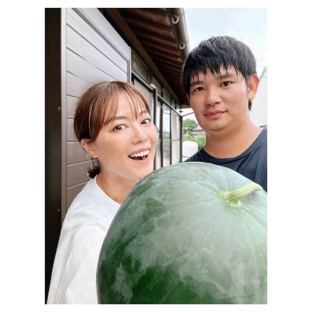 のインスタグラム：「🎗Watermelon ⁡ 夫婦野菜「スイカ」初収穫✨ ⁡ 7月を待たずに 第一号の黒皮スイカが収穫できました〜🍉 重さは6kg!! ⁡ 仏様にお供えしてから 明日か明後日にいただきます ⁡ 夕方に畑を見に行くのが日課なのですが どんどんツルが伸びて広がり 小さなスイカたちがたくさんできてるので 踏まないように気をつけながら 発見するのがいつも楽しい♪ ⁡ 「昨日よりだいぶ大きくなってるね」 ⁡ 目で見て分かるほどの成長には感動しかないです(´∀｀) ⁡ 農薬や化学肥料はもちろん使わず 米ぬかを土に混ぜて 「地力」を高めてつくる私たちの夫婦野菜 ⁡ お友達に贈れるくらい 美味しいスイカがたくさんできるといいな (*´-`*) ⁡ ⁡ ┅┅┅┅┅┅┅┅┅┅┅┅┅┅┅┅┅┅┅┅ ⁡ 🎧神宮前ラジオ 「羽舞咲のゆるゆるビューティ研究所」 （毎週水曜日オンエア） ⁡ 🇨🇱「ラテンマインド研究室」 ラテンマインドを通じて当たり前を考え直し、日本人の殻を破るzoomワークショップ ⁡ 🌴10月13日（金）〜15日（日） 「ラテンリトリート」in 五島列島 ⁡ 心を込めてお届けします♡ ⁡ @herbemi プロフィールリンクをチェック！！ ⁡ ┅┅┅┅┅┅┅┅┅┅┅┅┅┅┅┅┅┅┅┅ ⁡ #サスティナブル #風の時代 #シンプルライフ #ライフシフト #スローライフ #ヘルシーライフ #セルフラブ #ナチュラルライフ #癒し時間 #旅する人生 #サスティナブルライフ #自分らしく生きる #五島列島 #地方移住 #しあわせな時間 #自然暮らし #黒皮スイカ #スイカ収穫 #無農薬スイカ #無農薬野菜 #夫婦野菜 #五島の大谷翔平 #羽舞咲 ⁡」