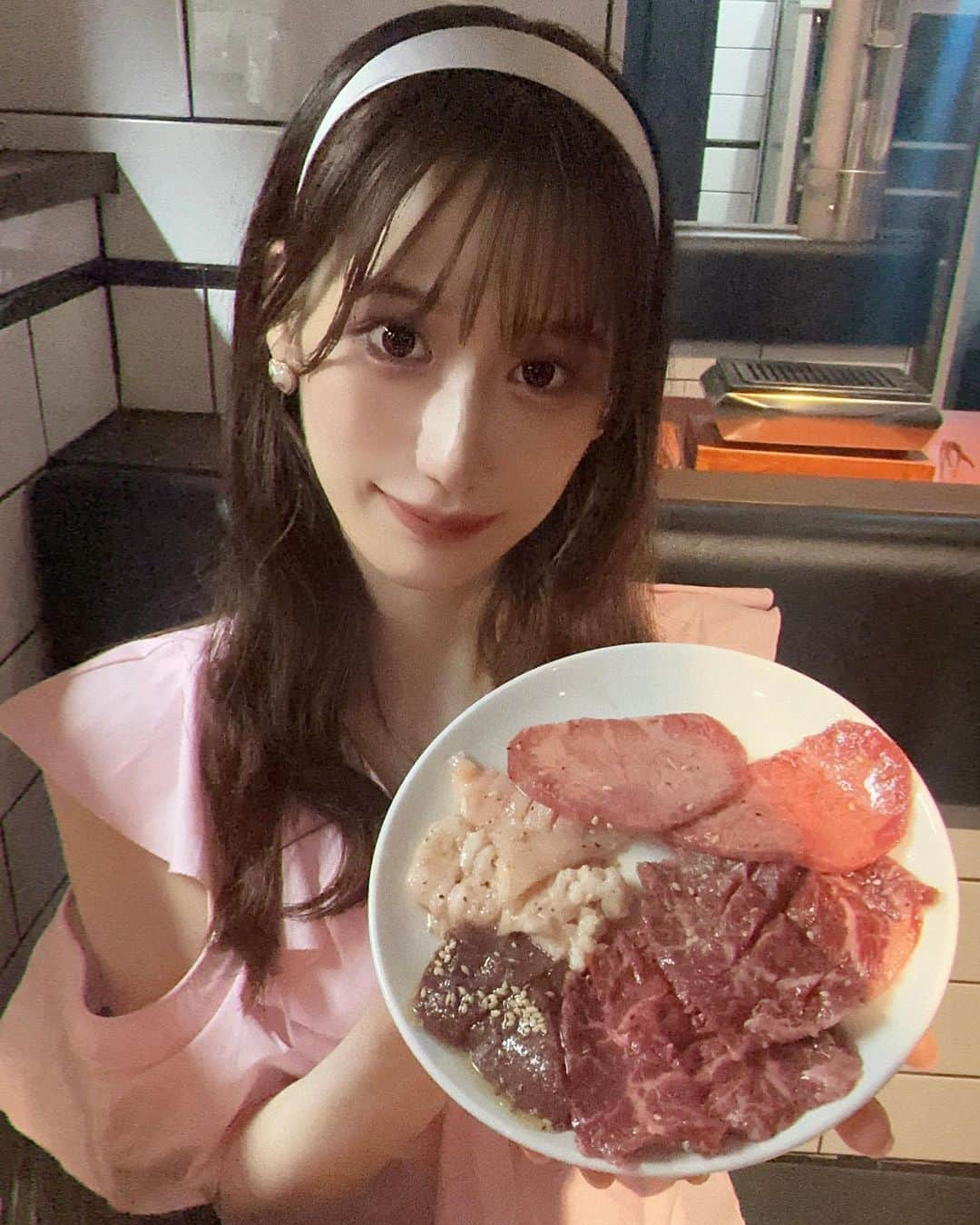 渡辺美優紀のインスタグラム：「美味しい焼肉食べてきた‎よー🥩  同じアイドルグループで活動していたさーちとTORERO(@yakiniku_reimen_torero)さんに行って焼肉のコースを食べてきました🍴😋  久しぶりに特選や希少部位食べたんだけど、とっても美味しかった！！✨ 品数も16品と多く、満腹になって大満足🥰 5800円とは到底思えないクオリティとボリュームでコスパ高すぎ🥹  店内も綺麗で、店員さんも丁寧でお店の雰囲気も居心地良かった☺️  とってもおすすめのお店なので みんなもぜひ行ってみてねっ⸜(*ˊᵕˋ* )⸝‬  ❥----おすすめポイント----❥  ♥下北沢駅南西口から徒歩1分の駅近で立ち寄りやすい！ ♥椅子の下に荷物を入れられる！荷物に焼肉の臭いがつかない工夫がありがたいです🥹 ♥ 5800円のコースは、特選、希少部位も詰また16品！お肉のクオリティも高く、満腹感も強くて高コスパ✨ ♥タレ焼きは店員さんが美味しい火加減で焼いてくれる‎🥩 ♥デザートまで美味しい♡杏仁豆腐はぷるんぷるんで甘さもちょうどよく杏仁豆腐好きの私も大満足🥰  ❥----メニュー----❥  【全16品】上タンから希少部位、TOREROが詰まった5800円コース  <前菜> ・キムチ ・ナムル ・本日のサラダ  <刺> ・炙りユッケ ・ハツ刺し  <塩焼き> ・特選厚切りレバー ・特選上タン ・特選ハラミ ・上ミノ  <赤身肉とお野菜> ・まるかわ（お塩と大葉)/かめのこ（おろしポン酢とお野菜）※オススメ一品  <煮込み> ・茹でタンスープ  <タレ焼きとご飯と卵（トリュフ風味）> ‎🥩店員さんが美味しい加減で焼いてくれます (動画に載せました♡) ・おすすめ2種 （しんしん/トウガラシ/クリミ/ともさんかく/みすじ/特選カルビ)※オススメのご提供となります ・すき焼き風大判サーロイン【コース限定】  <選べる〆もの(下記から1つ)> ・冷麺/トマト冷麺/牛骨黒ラーメン/ビビン麺/ユッケジャン麺/コムタンクッパ/ユッケジャンクッパ/石焼ユッケビビンバ  <選べるデザート> ・なめらかプリン/杏仁豆腐/グレープフルーツコンポート  ❥------------------❥  📍  TORERO-トレロ- 東京都世田谷区北沢2-17-10 滝本ビル1F(下北沢駅南西口徒歩1分)  PR @yakiniku_reimen_torero #torero #トレロ #下北沢焼肉 #下北沢ディナー #下北沢居酒屋 #下北沢グルメ #下北沢デート #焼肉ディナー #焼肉スタグラム #コスパグルメ #グルメスタグラム  #アイドル #サロンモデル #サロモ#フリーモデル #フリーランスモデル　#被写体 #ポートレートモデル #动漫 #角色扮演 #粉我 #我的最愛 #女仆 #偶像 #팔로우 #아이돌 #japanesegirl #japaneseidol  #idol #grilledmeat」