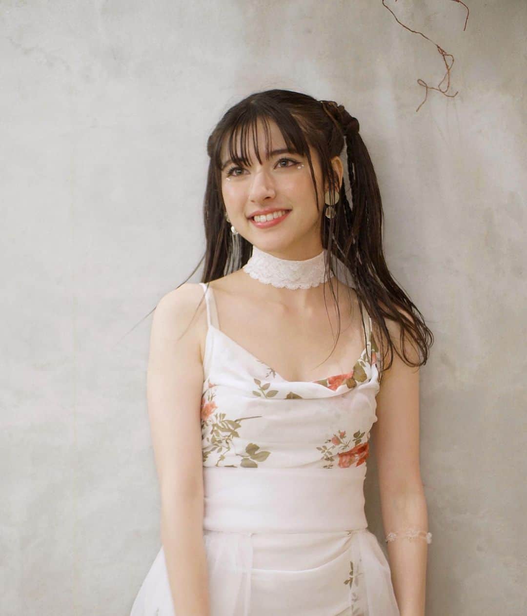LINA（吉村リナ）さんのインスタグラム写真 - (LINA（吉村リナ）Instagram)「𝘋 𝘳 𝘦 𝘴 𝘴 🪽  🦋𝙇𝙞𝙣𝙖 × 𝙨𝙤𝙪𝙡 𝙛𝙧𝙞𝙚𝙣𝙙𝙨’ 𝘽𝙄𝙍𝙏𝙃𝘿𝘼𝙔 𝙈𝙀𝙀𝙏-𝙐𝙋 𝙋𝘼𝙍𝙏𝙔 𝙀𝙑𝙀𝙉𝙏🦋 /𝟐𝟎𝟐𝟑.𝟔.𝟐𝟒/  今回の衣装は、 私自身子供心が蘇るわくわくいっぱいのドレスをイメージしました🙈  [ドレス] 花柄のタイトドレスは元々持っていたものだけど、ミニすぎるのでそのままステージに上がるのは違和感….💧 そこで思いついたのが、 腰に巻くチュール！！！ 子供の頃はドレスの絵をデザインしたりカーテンを集めて作るのが大好きだったので、 何でも手作りできちゃう才能をもつ母の友人にイメージを送ったら、 まさかのハンドメイドしてくれました🥹ありがとうようこちゃん🎀  [ピアス] 石垣島で閉店したボタン屋さんのボタンやビーズを廃棄しないためにリメイクされたもの♻️  [ネックレス] レースの切れ端🕊  [ブレスレット] クリスタルクォーツ💎  [メイク] 全て Cruelty Free & Natural コスメを使ってます🐇 @cosmekitchen  口紅は愛しのしぃちゃんのブランド @shiina.co @shiina.organic  に合わせてリップオイルとオレンジのグロスを混ぜてみました💄  [ヘアー] 私がはじめイメージしていたハーフアップとは違うけれど、 イメチェンするから任せて♡ と言ってくれた　　 @naoyoshii 💇‍♀️ 子供のころ大好きだったセーラームーンが蘇りました💫  ［ネイル］ Cruelty Free & Natural な原材料で作られている大好きな @sundays_japan 💅  Thanks a million…!!!!  Love,  #未来リナミートアップ  #リメイクドレス #エシカルコスメ   ・ PHOTO by @life_in_andalucia」6月29日 21時16分 - lina3336