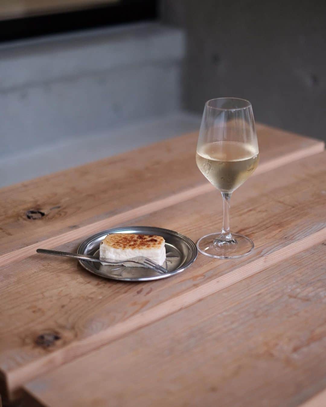 matsukenのインスタグラム：「_✔︎     宮古島旅の備忘録 @pali_stand  @pali_gallery      ワインとスイーツを片手に アートが楽しめる場所     チーズケーキとワインの ペアリングにして正解だった。     焼き菓子は東京にある @stockholmroastjp のもの     定休日で伺えなかった @uewasora に次回こそは必ずや。     #palistand  #paligarally  #matsukencafe  #matsukentrip  #matsukentrip_okinawa」