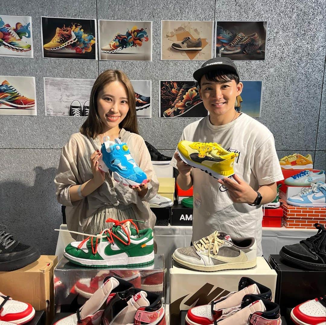 のインスタグラム：「EXPOにて、メディア公認の"スニーカー投資家"SHOさんにお会いできました👟❕  スニーカーっていいよねえ  写真で持ってるのはドラえもんとピカチュウスニーカー🔔⚡️なんかいろんなのあって選べなかったな〜  #nike  #nikeshoes」