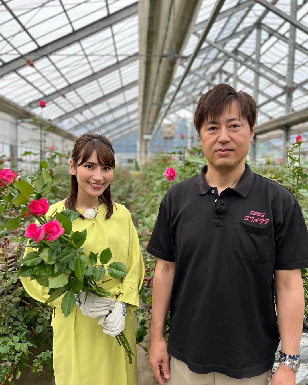 澤田愛美のインスタグラム：「.  ハレのちあした18時台 金曜日の特集のテーマはお出かけ🏃‍♀️  今回はバラが美しい 東八甲田ローズカントリーへ！ ガーデンガイドツアーを体験しました🌹  バラについて教わりながらバラ園を散策したり ハウスでバラを摘み取ってみたり✨ バラを存分に楽しんできました☺️  あす放送予定です。 ぜひご覧下さい🙌  .   #バラ #バラ園 #東八甲田ローズカントリー #青森朝日放送 #ハレのちあした #アナウンサー」