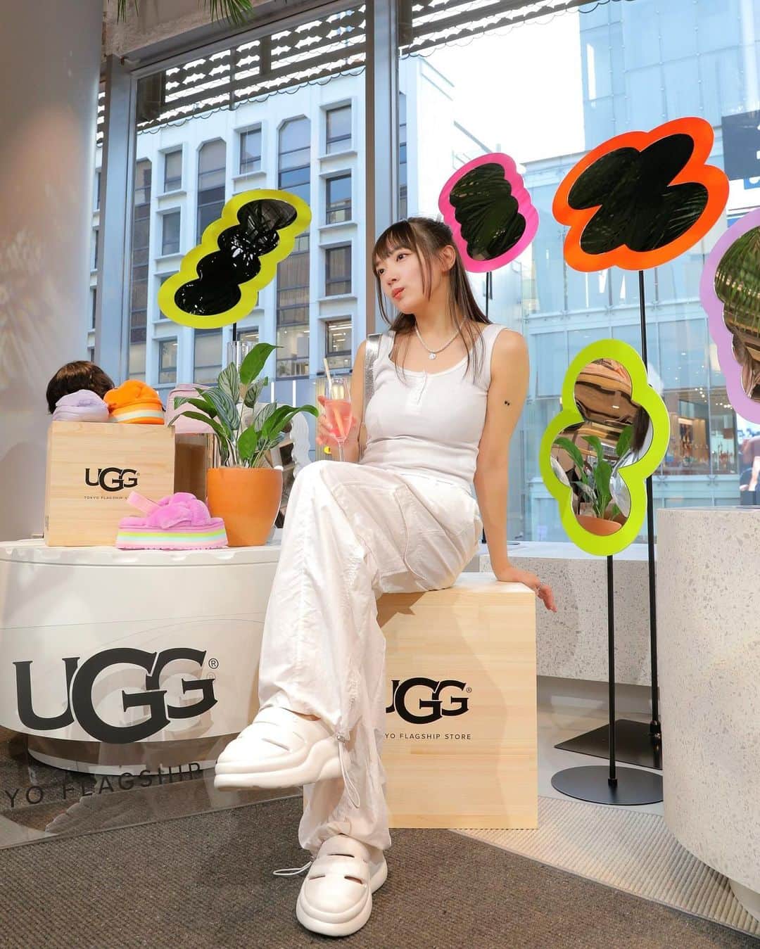 坂口風詩のインスタグラム：「UGG TOKYO FLAGSHIP STORE  プレオープニングイベント❤︎❤︎❤︎ 店内めちゃくちゃ広くてアイテムも沢山あって 最高だった🥹 UGGらぶ🥹 2023年7月1日オープンだよ🙆🏻‍♀️  #ugg #ugg原宿」