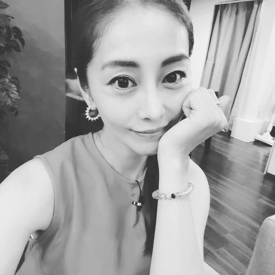 のインスタグラム：「お仕事終わり 外に出たらすごい雨☔️ でも少し弱くなってきたかな🐈‍⬛ お腹空いたぁ 何食べようかな😋 ロケで美味しいご飯たくさん食べたのに わたしの食欲どうなってるんだろう🙃 今夜も0時からじっくり聞いタロウ観てね📺 #熊切あさ美  #雨のち晴 #テレビ東京　#じっくり聞いタロウ」
