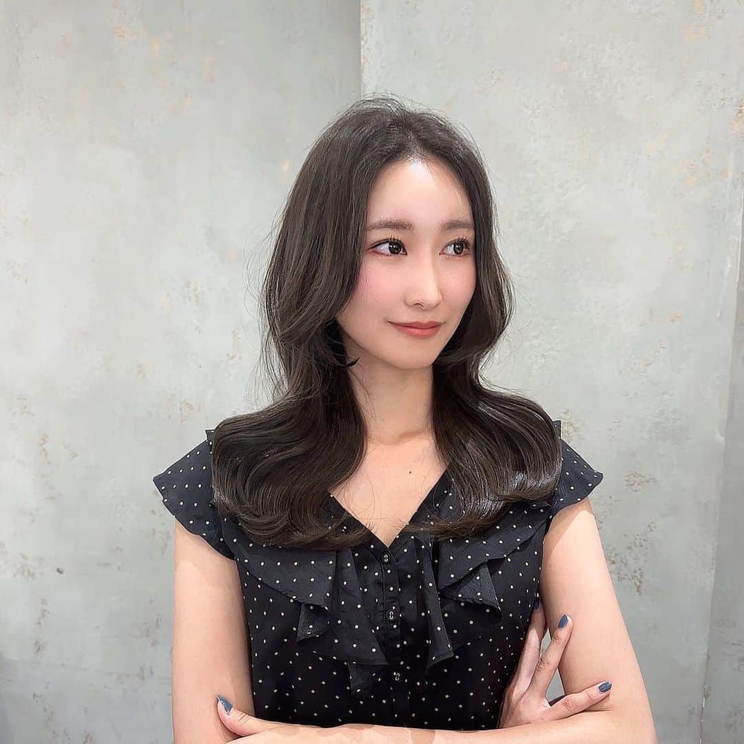 まりあのインスタグラム：「レイヤーカットかわちぃ天才🫒  #ヨシンモリ #ヨシンモリ巻き #くびれヘア  #オルチャンヘア  #韓国ヘア #レイヤーカット #トレンドヘア #トレンドカラー」