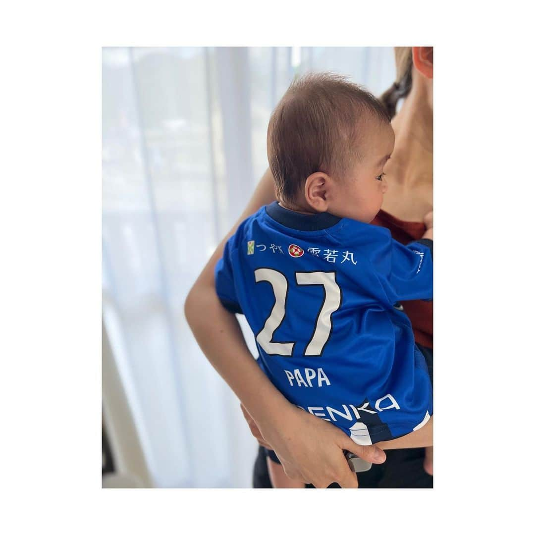 八坂芽依さんのインスタグラム写真 - (八坂芽依Instagram)「キックキック〜🦵´-  可愛いロンパース届いた👶🏽💙 ずーと待ってました！！笑 しつこく👦🏾に『まだ？まだ👀？』って聞きすぎたごめんね笑 パパはいい目標できたと思う‼️ 今度はこれ着て応援行こうね♡♡♡ がんばれパパ👦🏾💙 #モンテディオちびサポ #モンテディオパパサポ #27 #生後3ヶ月ベビー  #女の子ベビー  #新米ママ」6月29日 21時18分 - yasakamei_28