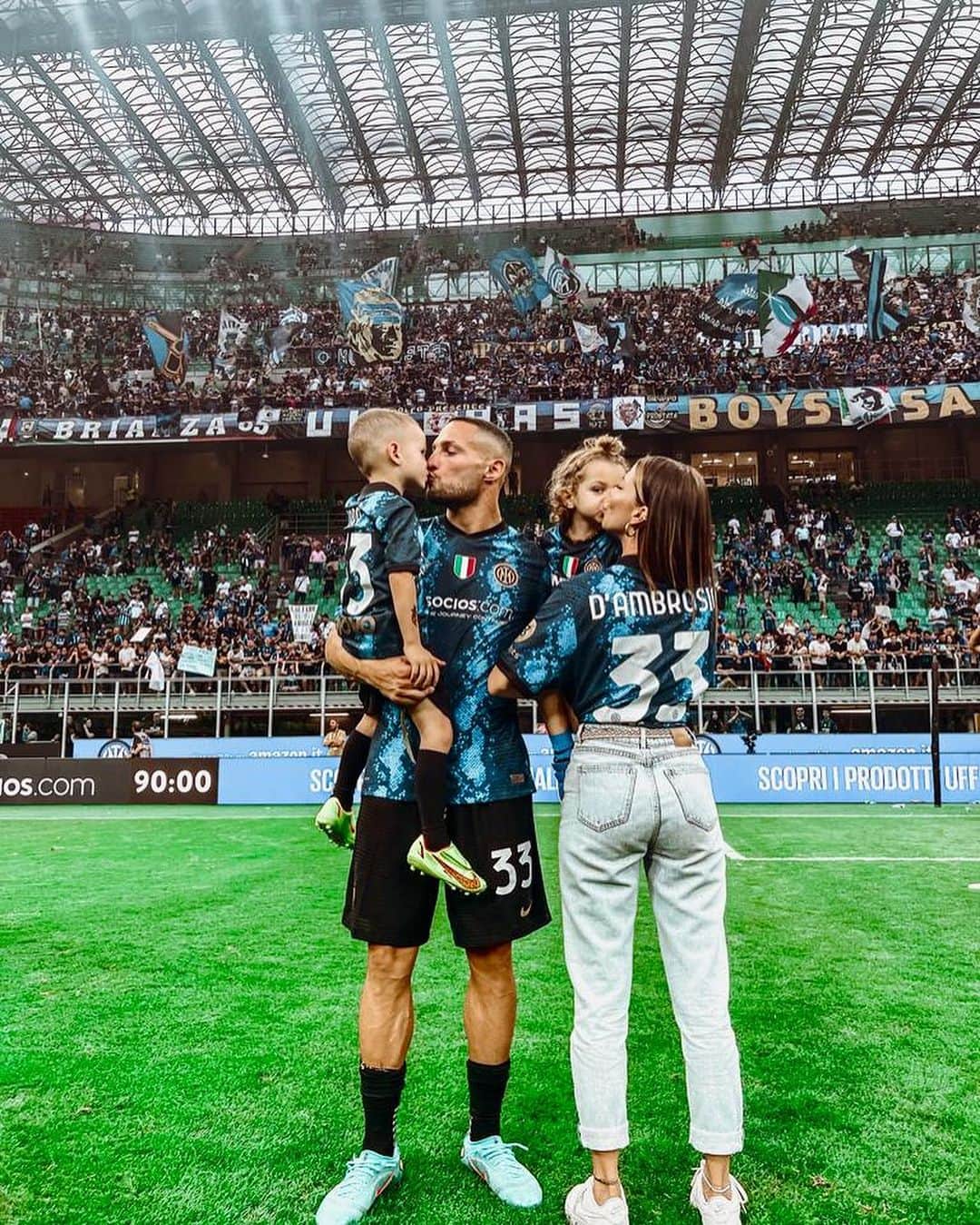 ダニーロ・ダンブロージオのインスタグラム：「Avrei voluto terminare la mia carriera nella squadra che tifo da sempre (ora lo posso dire..) ma ciò non è stato possibile ,peccato ! INTER per me significa famiglia ; Famiglia come quella che io e mia moglie abbiamo scelto e desiderato di creare proprio qui, nel posto in cui siamo cresciuti,amando questa maglia e vivendone gioie e dolori. Famiglia come quella composta da tutti i membri dell’ inter con cui giorno dopo giorno abbiamo lavorato per portare l’Inter dove merita e sono certo che continueranno in questa direzione ! È stato un viaggio di amore,passione,dedizione,coraggio e umiltà. Sempre e solo per il bene dell’Inter ! Un viaggio tanto emozionante per me e la mia  famiglia e sono certo che sarà un pezzo della nostra vita che ci porteremo per sempre nel nostro cuore ! Grazie a chi mi ha sempre supportato ed apprezzato,a chi ha cambiato idea e a chi no ..perché tutti avete contribuito alla mia crescita professionale e reso un uomo equilibrato nelle valutazioni !  “Milano siamo solo noi..e so soltanto che allo stadio un giorno ci porterò mio figlio e a lui racconterò ……” 🎶 🖤 💙  Vi abbraccio forte, Danilo」