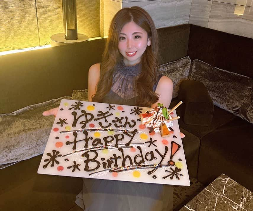 安藤ユキのインスタグラム：「誕生日会をグループの社長達がしてくれました🥰🧡  ゆきちゃん誕生日やろ！！お祝いしよかーーってケーキまで用意してくれてすごく嬉しいかった☺️❣️✨  これからも可愛がってください😂笑  今年も頑張ります🥰 お酒強くなりたいな⭐️」