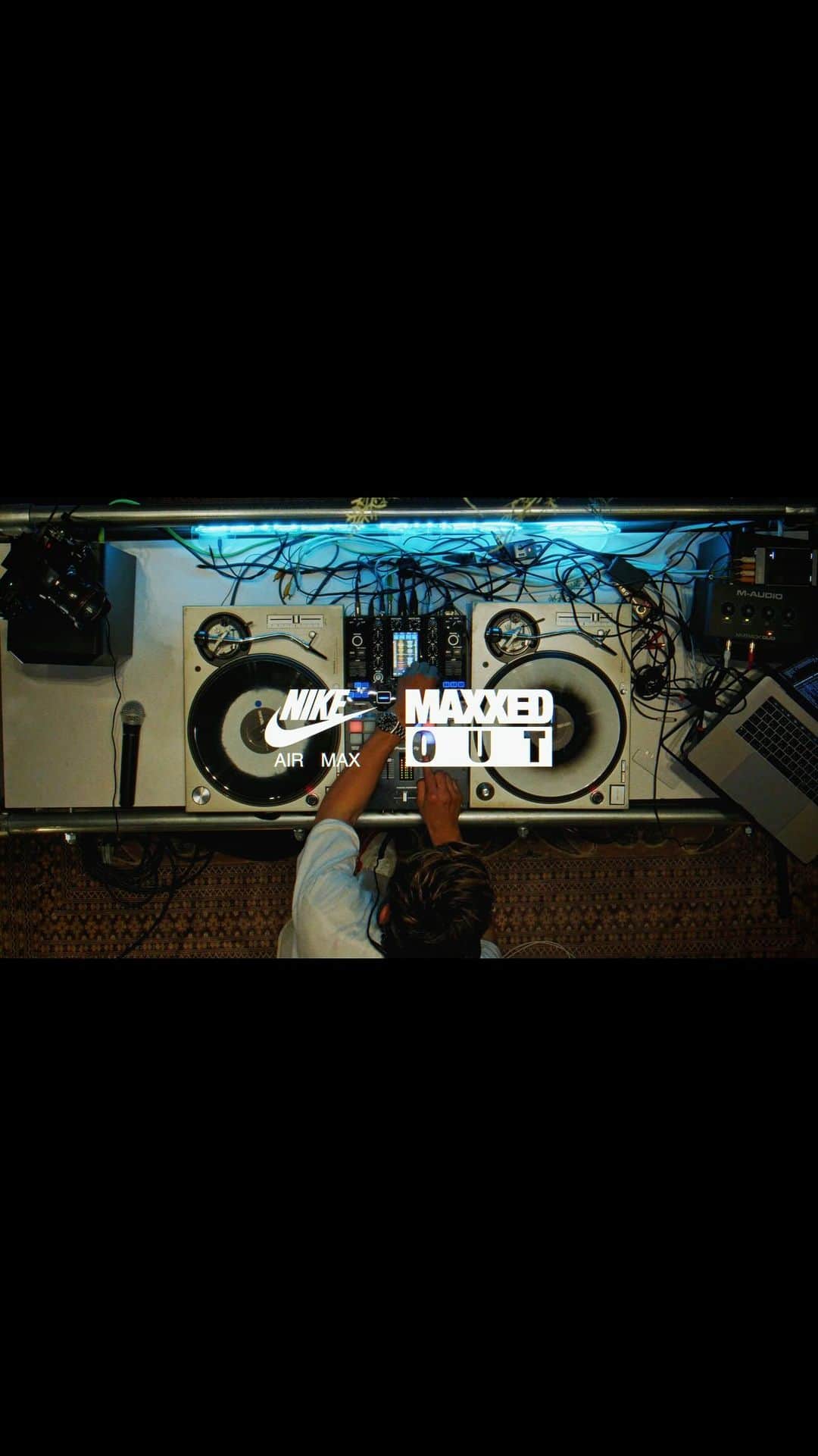 DJKROのインスタグラム：「2023年3月26日に下北沢ADRIFTにて開催された "MAXXED OUT TOUR x Chilly Source Market" のDigest Movieを公開。  ■MAXXED OUT TOUR 3月26日のNIKE Air Max の誕生を記念し、さまざまな取扱店舗や下北沢のエリアで Air Max の歴史とイノベーションを体験できるイベントを3月21日〜26日にかけて開催。  最終日の 3 月 26 日、Air Max Dayには下北沢の ADRIFT にてライフスタイルレーベル「Chilly Source」が開催する Chilly Source MARKETとコラボレーションした特別なイベントを開催。Air Max の誕生を来場者と共に祝う時間を共有した。  会場内には Chilly Source クルーのアーティストが集い、Air Max の持つ歴史やモチーフからインスパイアされたアートワークの展示やライブペイントが行われ、「これからの Air Max」を創造した。計 13 名ものアーティストが DJ Time と Live Performance を行い、共に 3 月 26 日を盛り上げた。まさに MAXXED OUT TOUR のフィナーレに相応しい日になった。  【今までの形としての最後のChilly Source】 Thank you for supporting us.  NIKE SNKRS https://www.nike.com/jp/launch/t/jp-air-max-day-maxxed-out-tour-in-shimokitazawa-recap  Video by Chilly Source Video Crew (Foolish , Tsubasa Dohi , NOM , Koki Yamaguchi)  Edit : Foolish @foolish5884   #Nike #ChillySource  #MAXXXEDOUT」