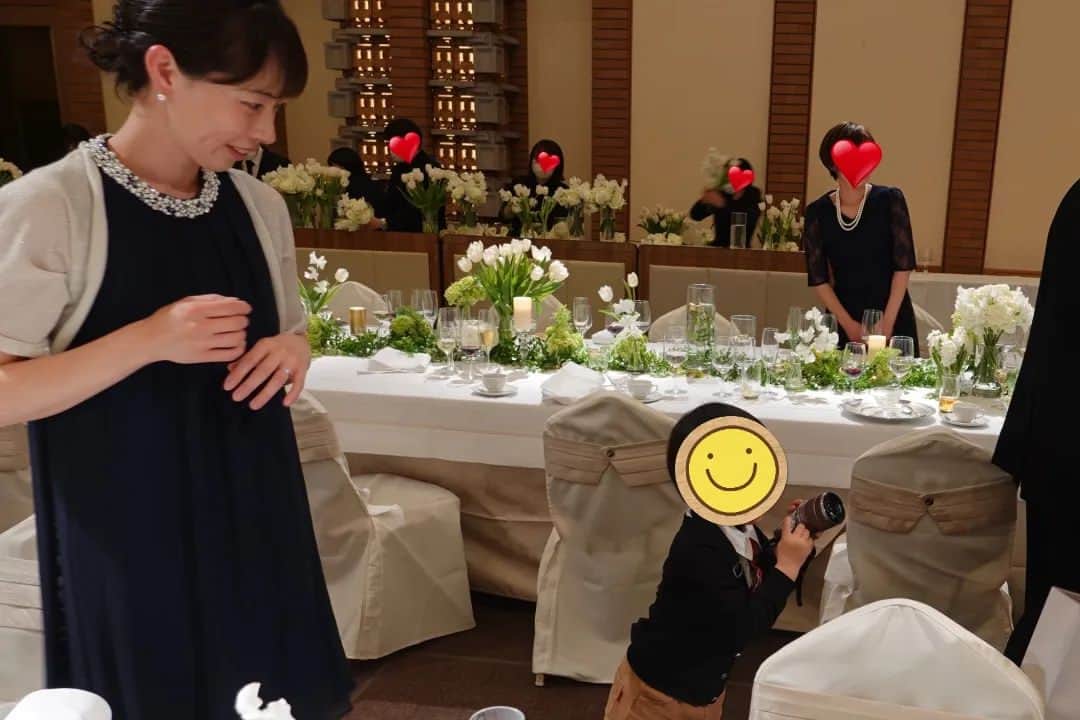 石井優香さんのインスタグラム写真 - (石井優香Instagram)「. この春、 結婚式に出席する機会を 二度頂きました⛪️ . 私にとって とても大切で、大好きな2人の友人の 大切な場に立ち合わせてもらえたこと 幸せにあふれた姿を見られたこと。 とても、とても嬉しかったです💐 . 息子にとっては 初めての"結婚式"💍 すこし経った今も ○○ちゃん、おひめさまだったね ○○おにいさん、おうじさまだったね と よく話します📖 息子にとって貴重な機会をくれたことにも感謝の気持ちでいっぱいです(*^^*) . #結婚式#披露宴#出席 #息子はカメラマン」6月29日 21時28分 - ishii_yuuka