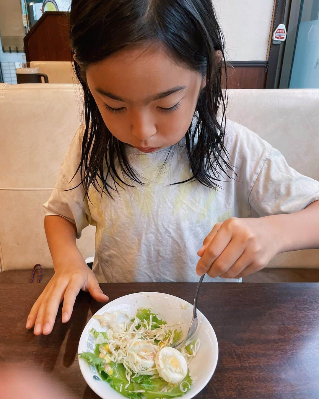 花楓さんのインスタグラム写真 - (花楓Instagram)「👦🏻が野菜を食べれるように なりました。  母さんは死ぬほど嬉しい。 サラダが一緒に食べれること🦭🥗💕💕💕  大人の階段登っとるね👦🏻  しかし成長早い。  さみちい🦭  #すっかり夏☀️」6月29日 21時28分 - _caede_