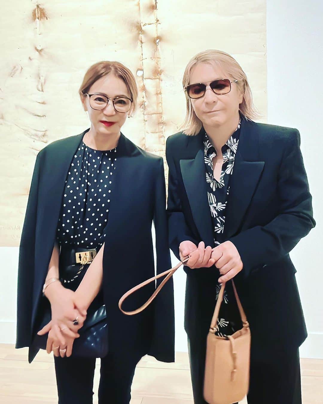 のインスタグラム：「✨✨国立新美術館で開催の『蔡國 強　宇宙遊ー<原初火球>から始まる』展のレセプションにて、フランス・カンヌ帰りの小室さんとバッタリ🤩🤩  カンヌでは、世界最大の広告祭 「カンヌライオンズ国際クリエイティビティ・フェスティバル2023」にて、6曲披露されたそうです。  サンローランがよくお似合です🙏🥰  #小室哲哉 #ysl」