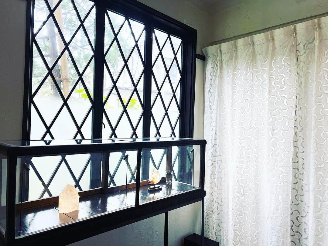 muskaのインスタグラム：「＜Business Days in July＞すっかり夏らしくなって参りましたね。お店の軒先の小さな庭は青々とした新芽が次々と伸びています。  7月の第六夜の営業日をお知らせ致します。 1(土) 2(日) 8(土) 9(日) 15(土) 16(日) 29(土) 30(日)  営業時間　12:00-18:30  *４週目の22日（土）と23日（日）は広島でジュエリーフェア開催のため、休業日です。ご注意ください。  平日にご来訪をご希望のお客様、また、結婚指輪、婚約指輪、オーダーメイドジュエリーのご相談をご希望のお客様は、ご予約をお願いいたします。 （月曜休業）  #muskajewelry #the6thnight #tokyojewelrystore #第六夜 #ジュエリー #オーダーメイドジュエリー #ジュエリー #結婚指輪 #婚約指輪」