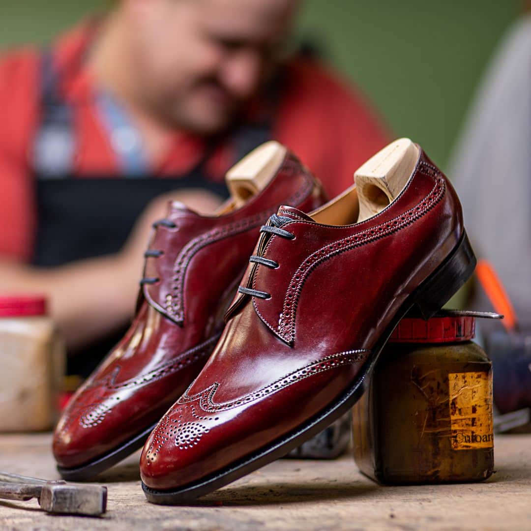 のインスタグラム：「Escape the ordinary and embrace the extraordinary. With each step, our shoes dare to be different - treading the path of rebellion.​​​​​​​​​ #shoes #handmadeshoes #madetoorder #mtoshoes #bespokeshoes #handwelted #shoeporn #madebyhand #shoestagram #agentlemanschoice #onlyforgentlemen」