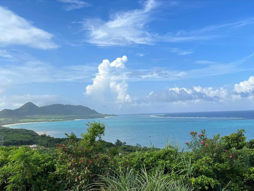 荒井レイラさんのインスタグラム写真 - (荒井レイラInstagram)「初、石垣島🌺  加工なしでこの綺麗さ！！ ⁡ メインの目的は海に潜ることで この写真の時はもう潜った後なので シュノーケルの痕がついてたりします😂  他にも今回はプールに入ったり 他の離島にも行ってきました ⁡ やっぱり海の中はいいですね〜 ⁡ 潜ってると1〜2時間なんてあっという間で もうこんなに経ったの？！ と時間経過の速さに驚きます ⁡ 自然を定期的に感じに行くことが 私の一番のパワーチャージみたいです ⁡ あ〜また早く潜りにいきたいなぁ🤿☺️」6月29日 21時31分 - reira_arai_off