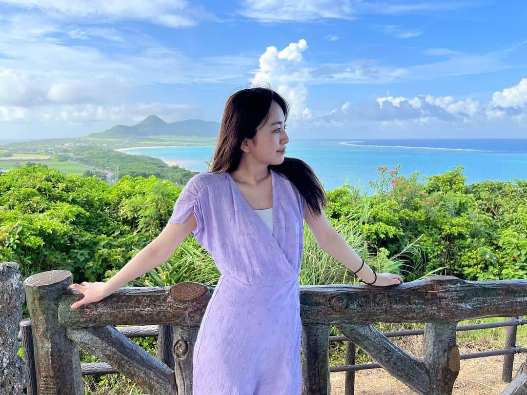 荒井レイラのインスタグラム：「初、石垣島🌺  加工なしでこの綺麗さ！！ ⁡ メインの目的は海に潜ることで この写真の時はもう潜った後なので シュノーケルの痕がついてたりします😂  他にも今回はプールに入ったり 他の離島にも行ってきました ⁡ やっぱり海の中はいいですね〜 ⁡ 潜ってると1〜2時間なんてあっという間で もうこんなに経ったの？！ と時間経過の速さに驚きます ⁡ 自然を定期的に感じに行くことが 私の一番のパワーチャージみたいです ⁡ あ〜また早く潜りにいきたいなぁ🤿☺️」