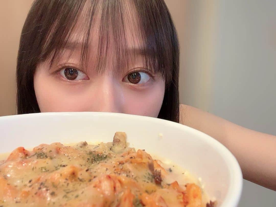 影山優佳さんのインスタグラム写真 - (影山優佳Instagram)「ナスやピーマンを食べてばかりの6月でした☀️  この日は「あまり脂をとりすぎたくない！」「電子レンジでなんとかしたい！」だったので…  すりつぶした豆腐の上にサバの水煮缶とキムチ、チーズを乗せてチン！  ナスは片栗粉まぶしてシャカシャカしたあとに醤油や砂糖をかけてチン！  お腹が幸せで満たされました☺︎ よろしければ作ってみてください☀️  #料理#ナス#サバ缶#キムチ#ヘルシー#作ってみた#cooking#日向坂46#影山優佳#kagegram」6月29日 21時32分 - kageyamayuka_official