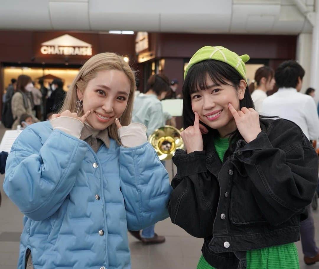 のインスタグラム：「大学の先輩でもあり、お世話になりまくってる山口めろんさん率いるメロンオケがさいたま新都心駅でフラッシュモブしたときの写真もらっちゃった🍈🤍  メロンオケ @melon_orchestra   YouTubeにも公開されてるんだけど、生演奏のオーケストラってすっごく心がわくわくするから絶対見てほしい  「山口めろんちゃんねる」で検索してね🫰🏻  私はこの時、ダンスで参加させてもらいましたよん！  真夏の横浜で、一緒に踊った動画も載せちゃお🤍笑  #メロンオケ #オーケストラ #めろんさん可愛いすきです」