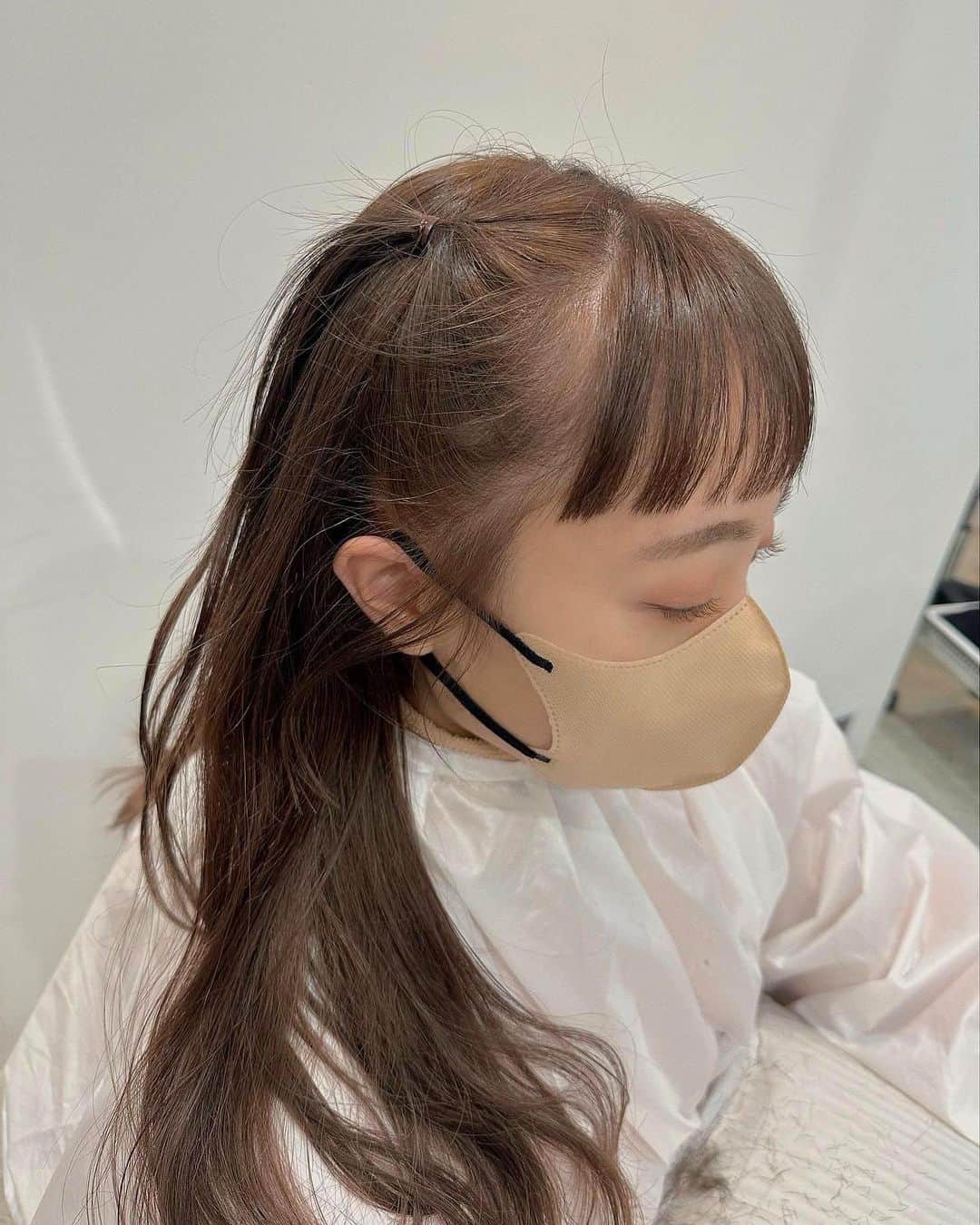 Momoのインスタグラム：「. めちゃめちゃ人気なベージュカラー♡ . .  . ✔️画像を保存してカウンセリングの 時にみせてください♡♡ .  イメージを変えたいけど短くするのも ブリーチをするのも勇気がいる🥺 . そんな方にも幅広くその方にあった提案 をさせて頂き一緒におしゃれを楽しみましょう♡ . ブリーチカラーは【ケアブリーチ】を 推奨しております♡ . ケアブリーチは従来よりも髪の毛への ダメージが94%cutされます！ . ブリーチなしのダブルカラーも 提案させて頂きますのでぜひご相談ください♡ . 12／3から 新店舗　GARD/ëN (ガーデン／エン) がopen♡♡ . 場所は表参道♡♡ 新しいこだわりのつまったお店で ぜひお会いできるのを楽しみに お待ちしております♡♡ . . ご予約はTOPからご予約サイト に飛べます✈︎♡(料金もそちらを参考に) . ご新規様も喜んでお待ちしております♡ . お電話.DMからも受け付けております♡ (DMは返信が遅くなる可能性が ございますのでそちらご了承下さい🙇‍♀️)  . .  〒150-0001 東京都渋谷区神宮前5-39-2 2F . TEL☎︎ 03-6712-5995 . 表参道駅から徒歩5分🚶🏼‍♀️(A1出口) ( 銀座線/千代田線/半蔵門線 ) . . 月 定休日 火・水　11:00〜20:00 木・金　12:00〜20:30 土　10:00〜19:00 日　10:00〜19:00 祝　10:00〜19:00 . . ぜひ、ご予約お待ちしてます♡♡ . codeアカウントはこちら   @__cd.momo____________ ♡ . ぜひフォローしてください♡ .」