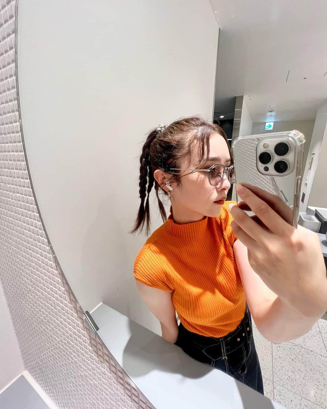 まつきりなのインスタグラム：「梅雨やから最近ヘアアレばっか👱‍♀️☔️  ・ハイポニー✖️三つ編み ・高めのハーフツイン✖️三つ編み どーー？🔥  #セルフアレンジ#ヘアアレンジ#簡単ヘアアレンジ#hairarrange#三つ編み#braid#三つ編みアレンジ」