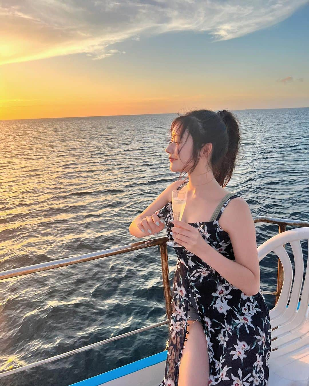 加藤美南のインスタグラム：「sunset cruise🌥️🚢 与論島のサンセット綺麗すぎた、  #sun #sunset #yoron #yoronisland #ヨロン島 #与論島 #与論島観光」