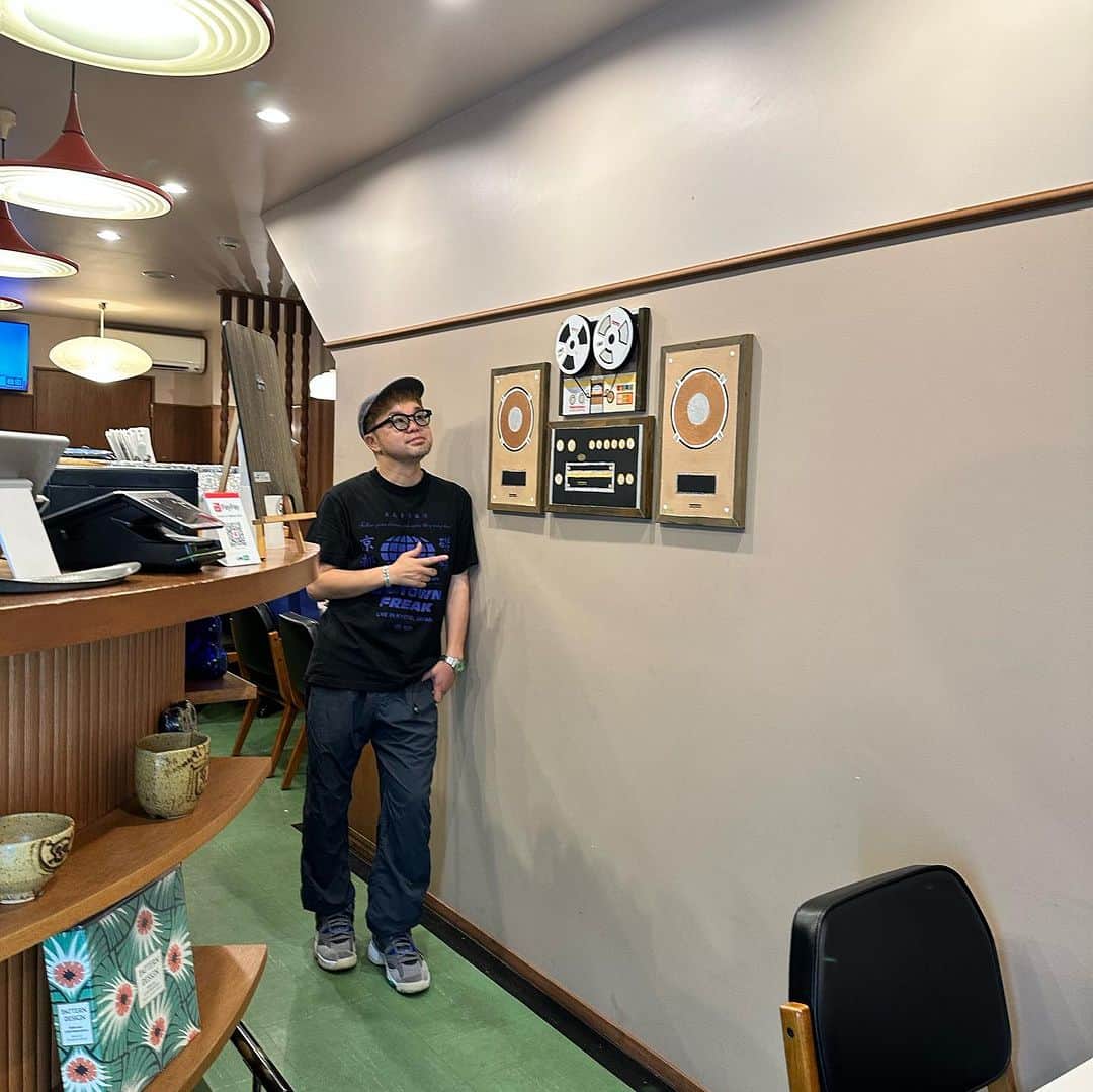 西寺郷太のインスタグラム：「世田谷区世田谷１丁目２４−１ に出来たモダン居酒屋レストラン「パシモン フリークス」。先月開店したばかりの飲み仲間きょうすけ君がオーナーのこの店に、オープンリール・ステレオの絵を迎え入れてもらいました！  設置に行ったんですが、店のムードとあまりにぴったりでこの場所に飾られるために描いたのでは？と思うほど。これでステレオ・セットは最後ということで、なんだか運命まで感じるひとときでした。  上町駅の近く、ボロ市通りにあります。昼は定食屋さん、夜は居酒屋的に飲めるみたいで僕も通います。  絵に興味がある方もぜひ！」