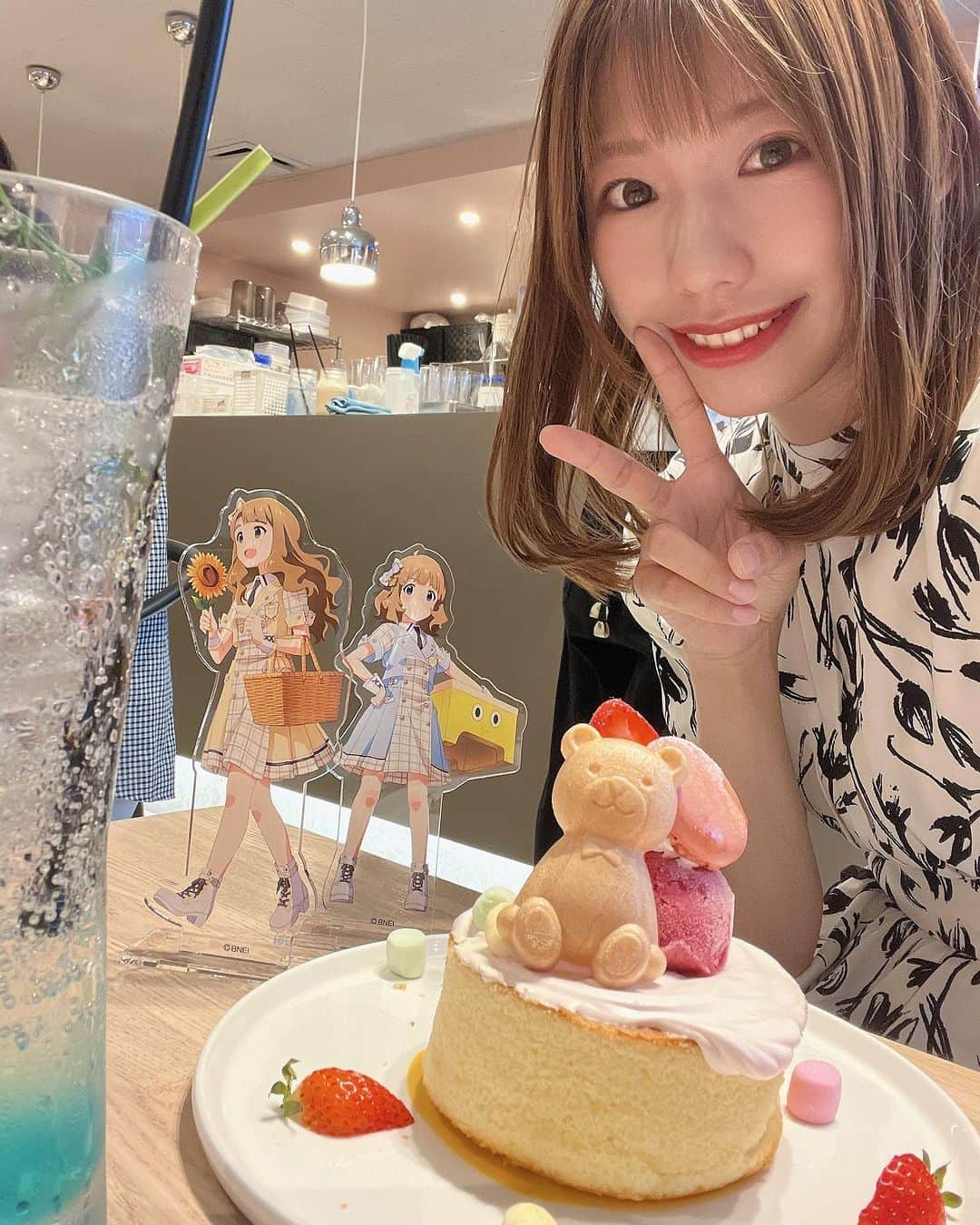 桐谷蝶々さんのインスタグラム写真 - (桐谷蝶々Instagram)「祝🎉ミリシタ6周年ーーー！！！ おめでとうございます！！！  宮尾美也役として、こうして今年もお祝いできる事とても嬉しいです🌻 応援してくれるプロデューサーさん！これからもよろしくお願いします🥰 7月のライブも楽しみです。  秋葉原の ミリシタコラボカフェ行けましたぁ！  桃子のパンケーキと昴のドリンク飲みました🥞🍹 可愛かったです💕  ちなみに、コラボカフェは7/2まで！  #アイドルマスターミリオンライブ #アイドルマスター #アイドルマスターミリオンライブシアターデイズ  #ミリシタ秋葉原　#祝ミリシタ6周年 #宮尾美也 #声優 #ゲーム」6月29日 21時38分 - choucho_kiri