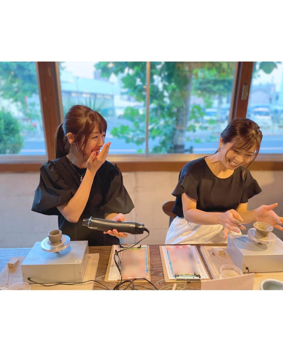 加藤雅美さんのインスタグラム写真 - (加藤雅美Instagram)「. 『ろくろと米　ととと』 @rokurotokome.tototo  . 陶芸体験は初めてだったのですが、 無心になれてすごく楽しかったです！😆❤️ １枚目の写真と動画は店員さんが 素敵に撮ってくださいました🙏💕 . ネイルアートをしてる、 爪の長い方でも女性も ３枚目の道具などを使えるので 爪の間に入る心配もなく楽しめます❣️ . 1個目のろくろは盛大に失敗したけど笑、 だんだんコツを掴んで最終的に パパがお酒を飲むお猪口🍶と、 難易度が高いと教えていただいた 一輪挿しに挑戦してみました🌷 . １時間たっぷりと作る時間があり、 店員さんが丁寧に教えてくださるので 初めてでも安心でした🌿✨ 難しいけど楽しかった〜🤗💖 . 陶器の色もたくさんの中から選べるのですが どの色も綺麗で迷いました💕 1ヶ月ほどで届くそうなので楽しみです❣️ まおちゃん(@tokinomao )と一緒に わいわいできて本当に楽しかった🥰 . お友達同士はもちろん、 カップルやご夫婦のお客さんも いらしゃったのでオススメです❤️ また行きたいな☺️🌼 . まおちゃん、 楽しい時間をありがとう☺️🙏💕 . #ろくろと米ととと #陶芸体験 #陶芸作り #和食 #和食コース #押上 #押上グルメ #押上ディナー #押上BAR #都内陶芸体験  #時乃真央 ちゃん #加藤雅美 #東京ママ #美人ママ友 #ママ友 #ママライフ #ママガール  #働くママ #体験型 #体験型ディナー #土鍋ごはん #白米 #都内BAR #friends #oshiage #japanesefood #japanese #japanesegirl #me #followme」6月29日 21時39分 - mamikato97