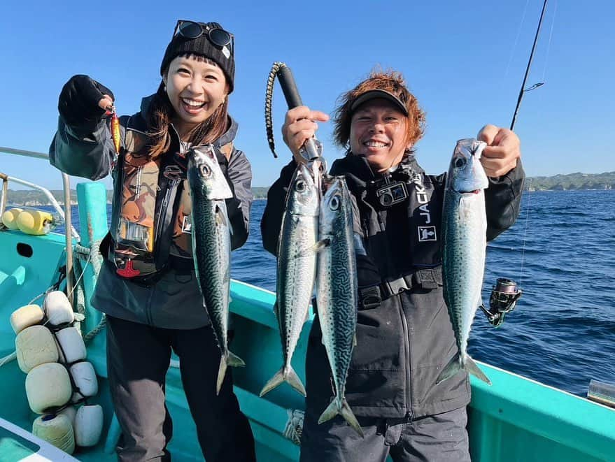 石川文菜さんのインスタグラム写真 - (石川文菜Instagram)「以前お世話になった勝浦の庄之助丸 @seijiro_1231 で楽しんだSLJ！  こちらの様子がJACKALL STATION(YouTube)にて公開になりました🐻🫶🏻  楽しいSLJだからこそ、状況に合わせてルアーの使い分けで得た釣果は嬉しさ倍増🤩🤩  久しぶりの庄之助丸は相変わらず丁寧な水中の様子をアナウンスしてくれたり、私たちの釣果を喜んでくれる素敵な船！ 先日からセイジローくんが船長を引き継いだので、今後はそちらの釣果も要チェック💡  これからどんどん面白くなるSLJシーズンに合わせてぜひご覧くださいませ👏🏻  #JACKALL #オフショア #SLJ #釣り #釣りスタグラム #釣果　#釣果グラム #魚釣り」6月29日 21時40分 - bun0404