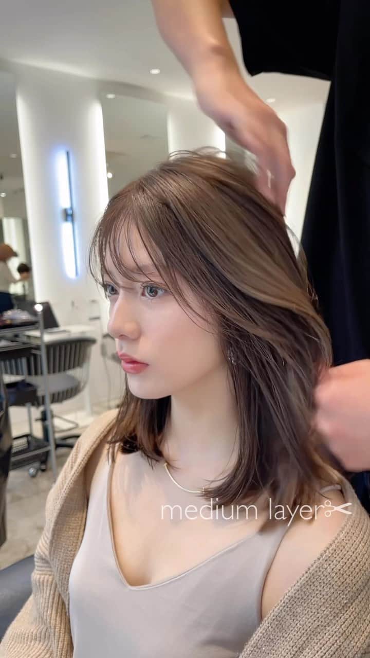 齋藤純也のインスタグラム：「ミディアムレイヤースタイル✂︎  重ための毛先に軽やかな動きのついたヘアスタイル 骨格と輪郭と髪質に合わせて誰よりも似合うヘアスタイルをデザインします♪  ✴︎PRICE✴︎ カット✂︎7700円 カラー✂︎7700円  カットなしの場合シャンプーブロー料金+2200円 カラーはトリートメントin処方で圧倒的な艶感と手触りをプラスします。 ブリーチor3Dハイライト施術はプラス7700円です。 パーマ✂︎7700円 トリートメント✂︎種類多数によりカウンセリングで決めさせていただきます。5500円〜11000円 縮毛矯正✂︎17600円、前髪のみは6600円 ・ ネット予約が×の所もお電話かDMで時間調整できますので気軽にご連絡ください！ kelly.表参道本店　A1出口より徒歩45秒 東京都渋谷区神宮前5-2-5 JY表参道ビル２Ｆ kelly. ・ ・ ✔️群馬県伊勢崎市で出勤するスケジュールは隔週水曜日です。 群馬店は料金が異なります、お問い合わせください 群馬のご予約はＤＭまたは ホットペッパービューティーで  kelly. by L.O.G 検索✂︎ 在籍日程が少なくて申し訳ありません。 薬剤は最新のものを揃えました 群馬県伊勢崎市宮前町146-1」