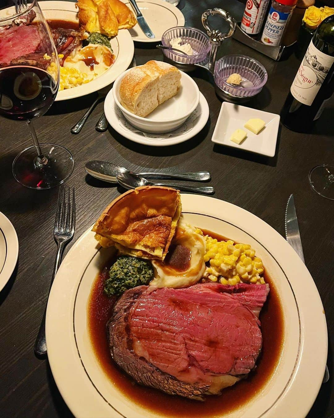 東條恭子さんのインスタグラム写真 - (東條恭子Instagram)「𝐃𝐢𝐧𝐧𝐞𝐫 𝐚𝐭 𝐋𝐚𝐰𝐫𝐲'𝐬 🍽️🍷♥️ ⁡ 時々食べたくなるロウリーズのローストビーフ! ⁡ アメリカンスタイルのこのボリューム感🤭♥ (といっても私はロウリーズのカットの中では 一番小さいトーキョーカットが定番🤣) ⁡ シグネチャーメニューのスピニングボウルサラダ ×プライムリブに大満足😋♥️ ⁡ ⁡ 赤坂店は改装前から友人達や家族と訪れている 楽しい思い出の詰まったお店🫶🏻🥰 またこれからも訪れたいな✨ ⁡ ⁡ ⁡ 📍ロウリーズ・ザ・プライムリブ 赤坂店 1938年にロサンゼルスで創業したプライムリブ専門店. 好みのサイズ&焼き加減でカットしていただけます🥩✨ ⁡ ⁡ ⁡ #ロウリーズザプライムリブ #ロウリーズプライムリブ赤坂 #ロウリーズ #プライムリブ #ローストビーフ #lawrys #lawrystheprimerib #lawrystheprimeribakasaka #lawrysprimerib #primerib #akasaka #dinnertime」6月29日 21時41分 - kyoko_tojo