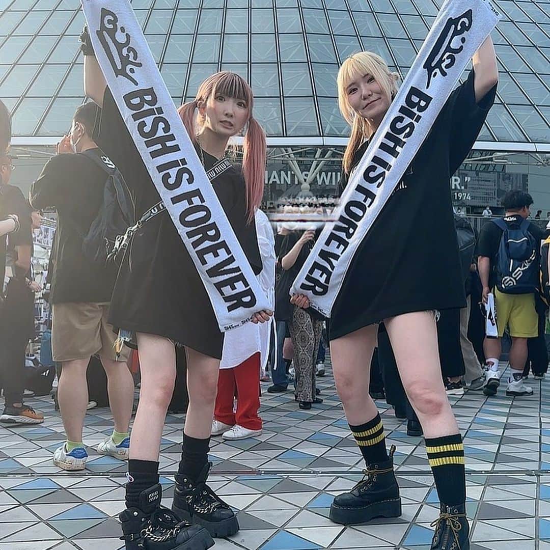 まあたそさんのインスタグラム写真 - (まあたそInstagram)「BiSH 東京ドーム解散ライブ Bye-Bye Show for Never  ずっと泣いてたけど最高の思い出になった✨ ほんとに行けれてよかった😭 BiSHありがとう！！おつかれさま！だいすき！！！  あおにゃんと駆けつけた🫶 高野さんにも会った(偶然)」6月29日 21時43分 - 5m91r