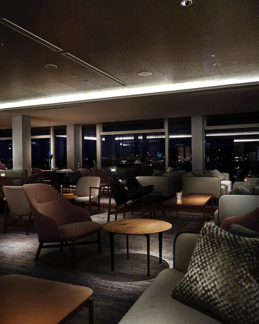 THE WESTIN KYOTO ウェスティン都ホテル京都のインスタグラム：「Westin club スイートルームにご宿泊のお客様専用ラウンジ。 落ち着いた雰囲気の中に上質なインテリアが施された空間です。居心地が良く、くつろぎの時間をお過ごしいただけます。  Westin club A lounge exclusively for suite guests. It is a space with a calm atmosphere and high quality interior design. It is a comfortable and relaxing place to spend your time.  #westin #westinclub #clublounge  #kyoto #kyototrip #westinmiyakokyoto  #ウェスティン都ホテル京都 #ウェスティンクラブ」
