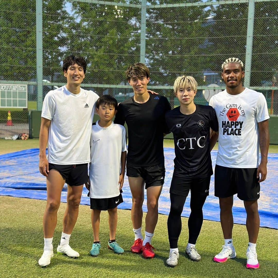 中村駿介のインスタグラム：「原口元気。  大先輩だけどまじなサッカー小僧。  リスペクトです！！ 次の冬YouTube出てくれるって☺️✌️  みなさん応援してます！！これからの活躍に期待✌️  蓮もサッカー選手になるしかないね😊  #人1」