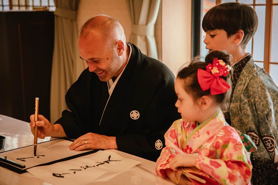 アンドレス・イニエスタさんのインスタグラム写真 - (アンドレス・イニエスタInstagram)「Gran experiencia junto a mi familia. Es enriquecedor seguir aprendiendo de la cultura y las tradiciones de Japón en sitios tan espectaculares 🇯🇵❤️  家族と一緒に素晴らしい経験でした。 神秘的な場所で日本の伝統と文化を学べる事、とても豊かな時間でした 🇯🇵❤️」6月29日 21時44分 - andresiniesta8