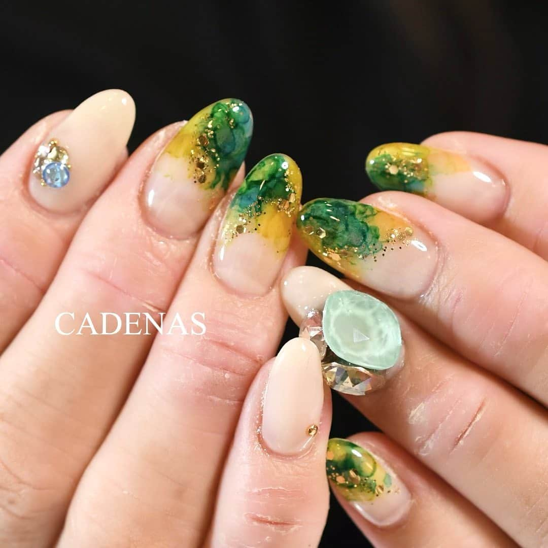 Yuka Maeda ::manicurelistのインスタグラム：「夏☀️🧜‍♀️ がやってきた！！！！ ネイルがますますカラフルでかわぴくなって行く〜〜❤️  そしてー！ あついぞー！！ 熱中症🥵注意です🥵 軽いのになりかけました😱💦💦 . . Salon data▼ ＝＝＝＝＝＝＝＝＝＝＝＝＝＝＝＝＝＝＝＝ . CADENAS -nail eyelash salon- ●Nail artist  @yuka.maeda  @yuki_cadenas @mai_cadenas ●eyelash　@cadenaseyelash  ゲストに愛と感動を…♡ . 【 LINE ＠cadenas 】 ご予約/お問い合わせはLINEよりお気軽に🤲 ▶︎▶︎#cadenasnail デザインアップしてます♡  price…★⭐︎Instagram特別キャンペーン中⭐︎★ . 「インスタ見たよ👀」と LINEからご予約で特別プライス7500円！！ . ※ご新規様限定 ※キャラクターや特殊なエレメント等のみ 別途料金いただく場合ございます🙇🏻‍♀️ . . price…初回8000円（オフ込み） access…大阪市北区堂山町16-1  中崎町駅  徒歩5分 /  梅田駅  徒歩6分 . tel… 06-4792-8617 ＝＝＝＝＝＝＝＝＝＝＝＝＝＝＝＝＝＝＝＝ . . .  #中崎町ネイル #梅田ネイルサロン #大阪ネイルサロン #関西ネイルサロン #インスタネイル #instanails #instanail #インクネイル #ネイルサンプル #みどりネイル #ネイルブック #6月ネイル #ネイルチェンジ #今月のネイル #にゅーねいる #summernails #サマーネイル  #押し花ネイル #春ネイル #네일아트 #네일스타그램 #귀여운네일 #무광네일  #夏ネイル #yellownails #スプリングネイル #cadenasyuka  #cadenasnail #nailsdesign」