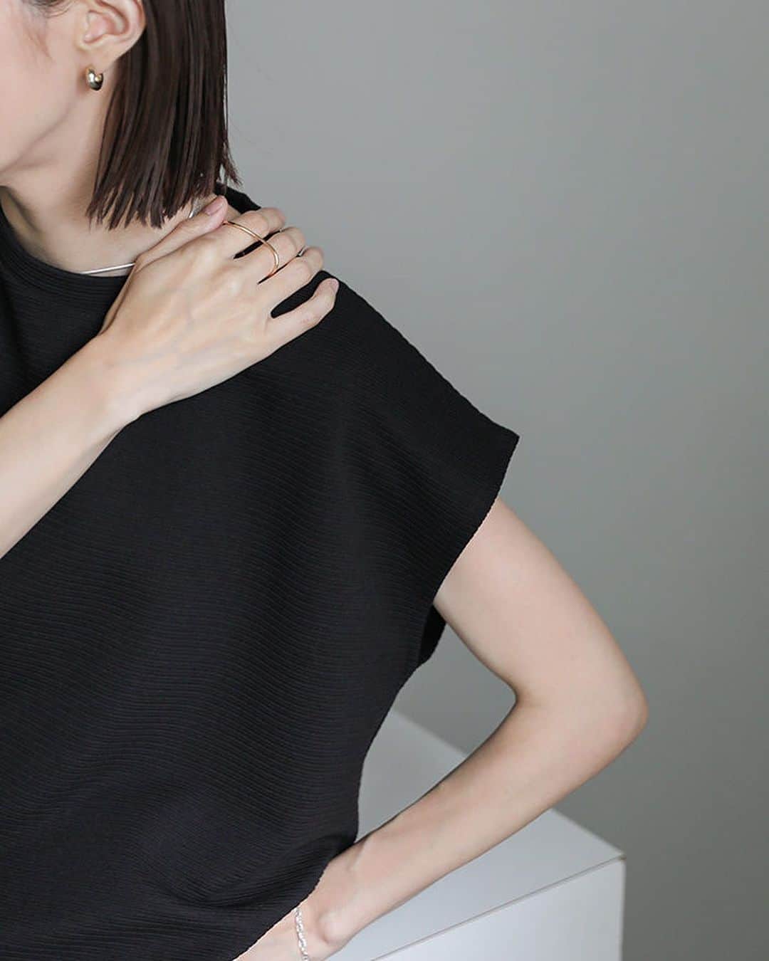 moca さんのインスタグラム写真 - (moca Instagram)「06.29(Thu)New in  ■No. 20001176 リップルボーダートップス  ・price：3,520 yen（tax in) ・color：ivory / black   ゆったりとしたサイジングが心地よいリップルボーダートップス。  Tシャツのような着心地なのにカジュアル見えすぎずに取り入れられる一着。  ボディラインを拾いにくいゆったりとしたシルエットに加えて、二の腕をさりげなくカバーするフレンチスリーブが上品な着こなしを演出◎  これからの季節にうれしいホームケアが叶うのもおすすめのポイントです。   ※ タイトスカート(20001177)とセットアップでの着用が可能です。  #selectmoca」6月29日 21時45分 - selectmoca