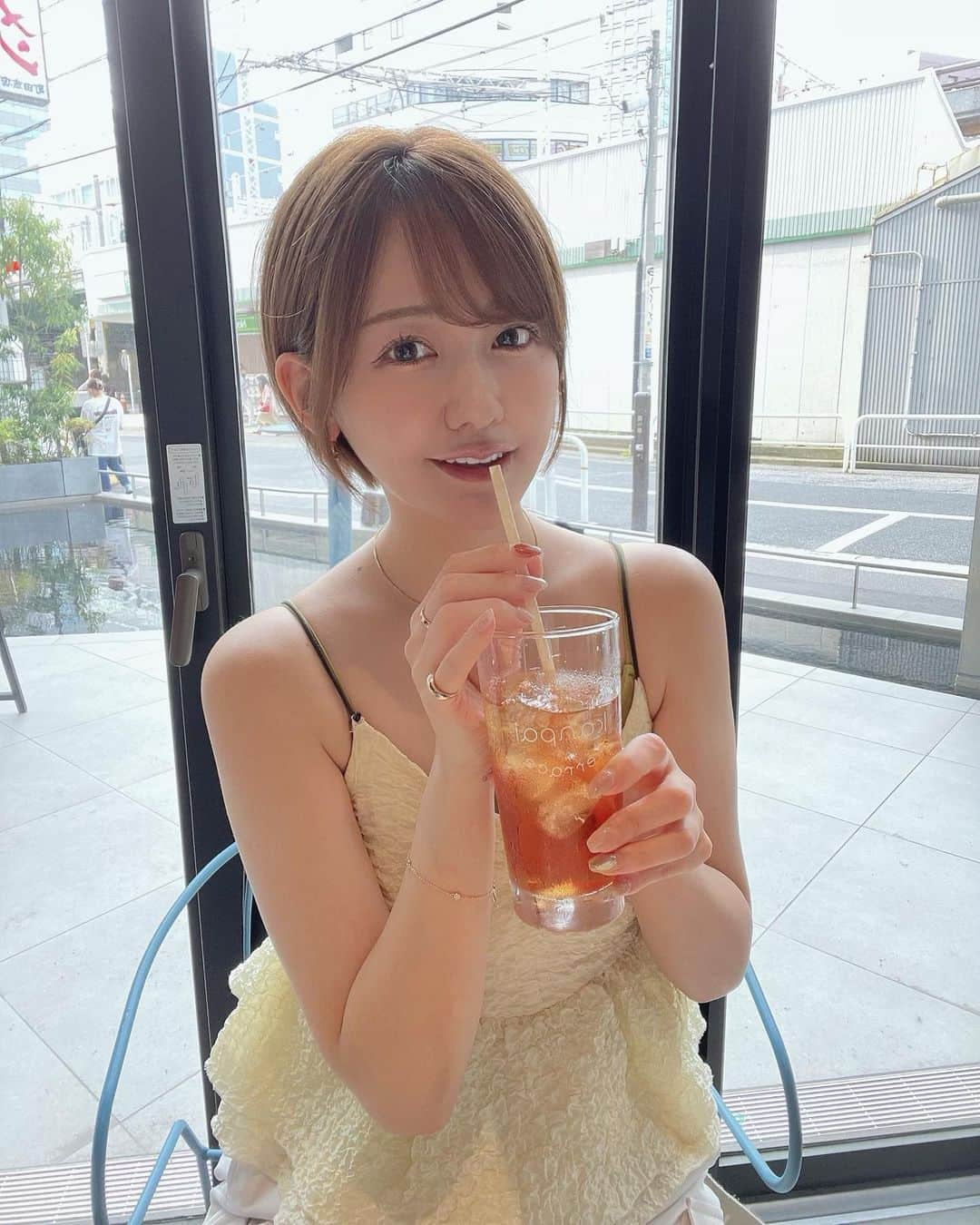 中村比菜さんのインスタグラム写真 - (中村比菜Instagram)「. ⁡ 夏っぽい服好き🤍 ⁡ ⁡ #ショートヘア　#ショートボブ #コンパクトボブ　#ミニボブ #ハンサムショート　#前髪ありショート #アッシュベージュ　#ボブ #耳かけショート　#マッシュショート #水道橋　#水道橋カフェ」6月29日 21時46分 - ohinachan017