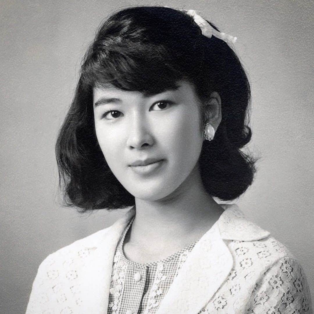 下村一喜のインスタグラム：「僕のお母さん。 元気でいてね。 多分、お母さんが ボケたり病気になったりして 万が一、死んでしまたら、僕 どうしょう、、。  60年代の#日本航空 の国際線の #スチューワデス だった母は長身で、 本当に綺麗だった。#日本美人 語学力、健康、美貌、、 何度ものオーディションがありました。 昔、スチュワーデスとパイロットの存在は 日本の外交官であり、#日本国 が世界に向けて の#国策 だった時代。裏には沢山の訓練と 苦労があったと聴く。  #デヴィスカルノ 夫人が僕に仰っていました。当時のスチュワーデスは多言語を操りとても 綺麗で、敗戦後の日本でしょ？でも、さまざまな海外の人達とも一歩も引けをとらなく堂々としていた。ビシッと#森英恵 さんの制服を着て、とてもカッコ良かったの。私達は自慢に思っていたのよ。と。  世界中を飛び回っていた母は、 60年代にロンドンで #マリークワント の#ミニスカート を着て #ヴィダルサスーン で、ショートヘアーに 髪を切ってもらっていました。 東京では飯倉の#キャンティ や赤坂#MUGEN #ビブロス の話をよく聴かせてくれた。  #下村一喜  #kazuyoshishimomura  #photographer  #写真家」