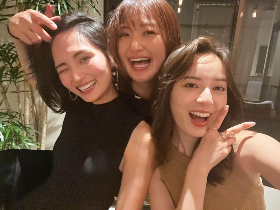 のインスタグラム：「パワーチャージ😝🫶  あさみ、こっちゃん、私で撮る写真は学生時代から不思議な写真ばかり！笑 この日もカメラロールに面白い写真いっぱいだった🤣  また近い日に😘」