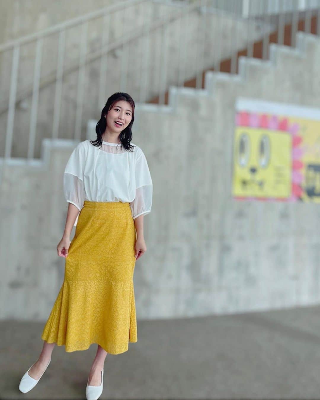 木村那津美のインスタグラム：「🎏 ちぐまや時差投稿シリーズ！！  5/20 この日は、 生き物シリーズ！！ おっきーさんが去年出会えなかった チュウゴクブチサンショウウオを 見つけに行きました！  なぜ私が助っ人でよばれたか、 その謎は長文のちぐまやホームページのロケ日記を、ご確認ください🙇‍♂️  ⬇︎⬇︎  https://tys.co.jp/program/chigumaya/project/230520_ikimono/  そして、京雷コンビの 旧豊浦町での〇〇ばなし。  今回のテーマは 「世界ミツバチの日」にちなんで「こう見えて○○なんです」  …みなさん、キャラ濃。  絵になりすぎて嫉妬心すら 消え失せる美男美女のご夫婦が 営むお店や 20代の店長が土地を購入して開いたお店など、  なんだかエネルギッシュな土地でした。  ✄-------------------‐✄ 今回のポストの表紙は フォロワーさんに投票して 決めてもらいました✨️  ありがとうございます。 表紙にならなかった写真も  せっかくなので 後ろに付けてみましたよー📸  写真3枚目は 携帯をメイクさんに預けていたら いつのまにかフォルダにあった おっきーさん。  ------------  衣装  ブージュルード/ カットソー  シースルーな袖がかわちぃ🤍 ______________________  山口県の情報盛りだくさん！ 土曜のあさ9時25分からは↓↓↓  @chigumaya_kazoku  【ちぐまや家族plus】  ------------  #ブージュルード山口店 #ブージュルード #アナウンサー衣装 #アナウンサーヘアメイク#30代コーデ #30代ファッション#30代メイク #30代ヘアメイク #木村那津美#アナウンサー #スタジオ衣装　#基本的にトップスのみ#ちぐまや家族plus #ちぐまや家族plus2 #山口県」