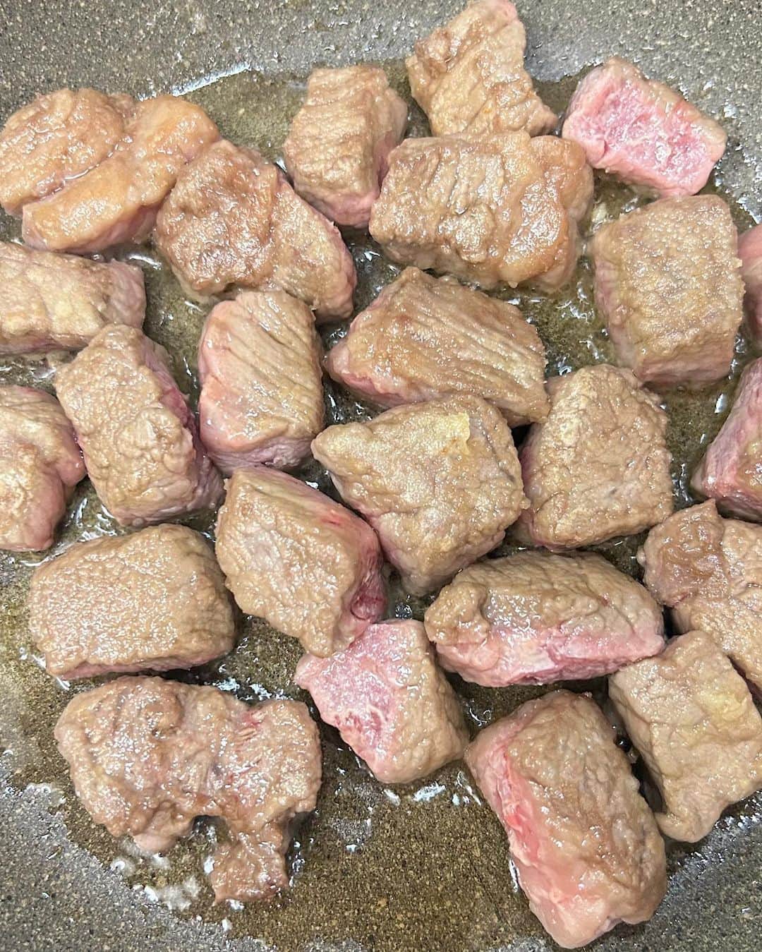 utoshさんのインスタグラム写真 - (utoshInstagram)「【レシピあり】黒酢で作る酢牛  アメリカンビーフで作ると実はすごくおいしい酢豚。というか酢牛なんですが、これが本当に美味しい。とくに黒酢で作ると味わいが深まってビーフに合います。 普通の酢豚では味わえない美味しさがたっぷり！ かたまりが手に入りにくい場合は、ステーキカットで作ってもらっても美味しいですよ。  〈アメリカンビーフについて〉 アメリカ産牛肉の総称。たっぷりと愛情を注ぎ、しっかりした管理のもと育てられるアメリカンビーフ。広大な牧場でのびのび育てられ、栄養価の高い穀物飼料で、やわらかく美味しい肉質でジューシーなアメリカンビーフになります。 食卓に安全なビーフを届けるために「HACCP（ハサップ）」という品質管理手法で厳しくチェックしています。  詳しくはこちら！ ▶︎ @americanmeatjapan  ー／ー／ー／ー  黒酢で作る酢牛（2人分）  【材料】 アメリカンビーフ 〈アメリカ産牛肉〉かたまり 300g ・塩　小さじ1/2 ・片栗粉（小麦粉でも）50g  ピーマン　2個 赤パプリカ　1/2個 玉ねぎ 1/2個  ごま油　大さじ3  A 黒酢　100ml 水　50ml 片栗粉　大さじ1 しょう油　大さじ1 塩　ふたつまみ  【作り方】 （1）アメリカンビーフを食べやすい大きさに１.５cm角程度に切り、塩をふり、片栗粉をまぶしておく。ピーマンと赤パプリカを乱切り、玉ねぎは1cm角に切っておく。Aを混ぜ合わせておく。  （2）フライパンにごま油を多めに入れて、中火で牛肉を炒め、火が通って来たら野菜も入れる。  （3）全体に火が入ったら、一度火を止めて、Aを入れたら、よく混ぜ合わせて再度加熱し、しっかり全体にとろみがついたら完成。  ー／ー／ー／ー  #アメリカンビーフ #おうちごはん #簡単料理 #PR」6月29日 21時59分 - utosh