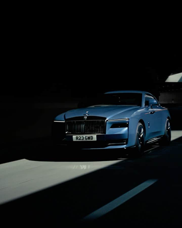 ロールス・ロイスのインスタグラム：「Spectre is the Rolls-Royce experience in high definition. Every feature and component is meticulously designed to immerse the driver in the fastback’s athleticism and agility.  Interior door panels are enhanced with a textural, open-pore veneer. Its grain is angled to 55 degrees, evoking a sense of motion within Spectre’s cabin.  Discover #RollsRoyceSpectre; link in bio.  #SpiritElectrified  — WLTP: Power consumption: 2.9* mi/kWh, 21.5* kWh/100km. Electric range 323* mi / 520* km. NEDC: CO2 emissions 0 g/km. (*preliminary data) Further information: https://www.rolls-roycemotorcars.com/en_GB/information/fb-dat-wltp.html」