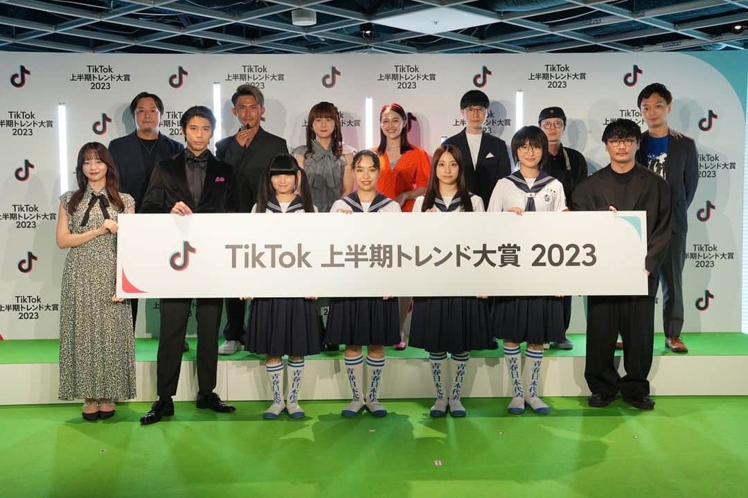 新しい学校のリーダーズさんのインスタグラム写真 - (新しい学校のリーダーズInstagram)「#TikTok上半期トレンド大賞2023  新しい学校のリーダーズ「オトナブルー」が 大賞を受賞いたしました🏆🔥✨  @tiktok_japan @japan_leaders   「TikTok First Half Trend Award in Japan 2023」 Our song "Otona Blue" won the grand prize!!!🏆  ▼メンバーコメント 我々の楽曲【オトナブルー】が 「TikTok上半期トレンド大賞2023」大賞をいただき、 とても嬉しく思います。光栄の極みでございます！ 首を振ったり、「欲しいんでしょ？」をしてくれたりと、 この楽曲を通して、我々に出会ってくださったすべての皆様に感謝感激あめあられでございます。 これから我々、日本津々浦々はもちろん、世界にもさらにはみ出していきます。 自称”青春日本代表”としてやっておりますが、 自他共に認められる"青春日本代表“になれるよう精進していきます。   ✨✨✨✨✨✨✨✨✨✨✨✨」6月29日 21時59分 - japan_leaders