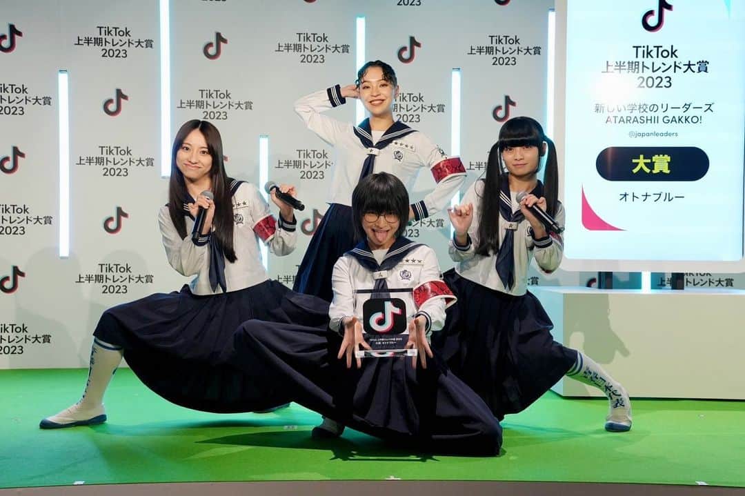 新しい学校のリーダーズのインスタグラム：「#TikTok上半期トレンド大賞2023  新しい学校のリーダーズ「オトナブルー」が 大賞を受賞いたしました🏆🔥✨  @tiktok_japan @japan_leaders   「TikTok First Half Trend Award in Japan 2023」 Our song "Otona Blue" won the grand prize!!!🏆  ▼メンバーコメント 我々の楽曲【オトナブルー】が 「TikTok上半期トレンド大賞2023」大賞をいただき、 とても嬉しく思います。光栄の極みでございます！ 首を振ったり、「欲しいんでしょ？」をしてくれたりと、 この楽曲を通して、我々に出会ってくださったすべての皆様に感謝感激あめあられでございます。 これから我々、日本津々浦々はもちろん、世界にもさらにはみ出していきます。 自称”青春日本代表”としてやっておりますが、 自他共に認められる"青春日本代表“になれるよう精進していきます。   ✨✨✨✨✨✨✨✨✨✨✨✨」