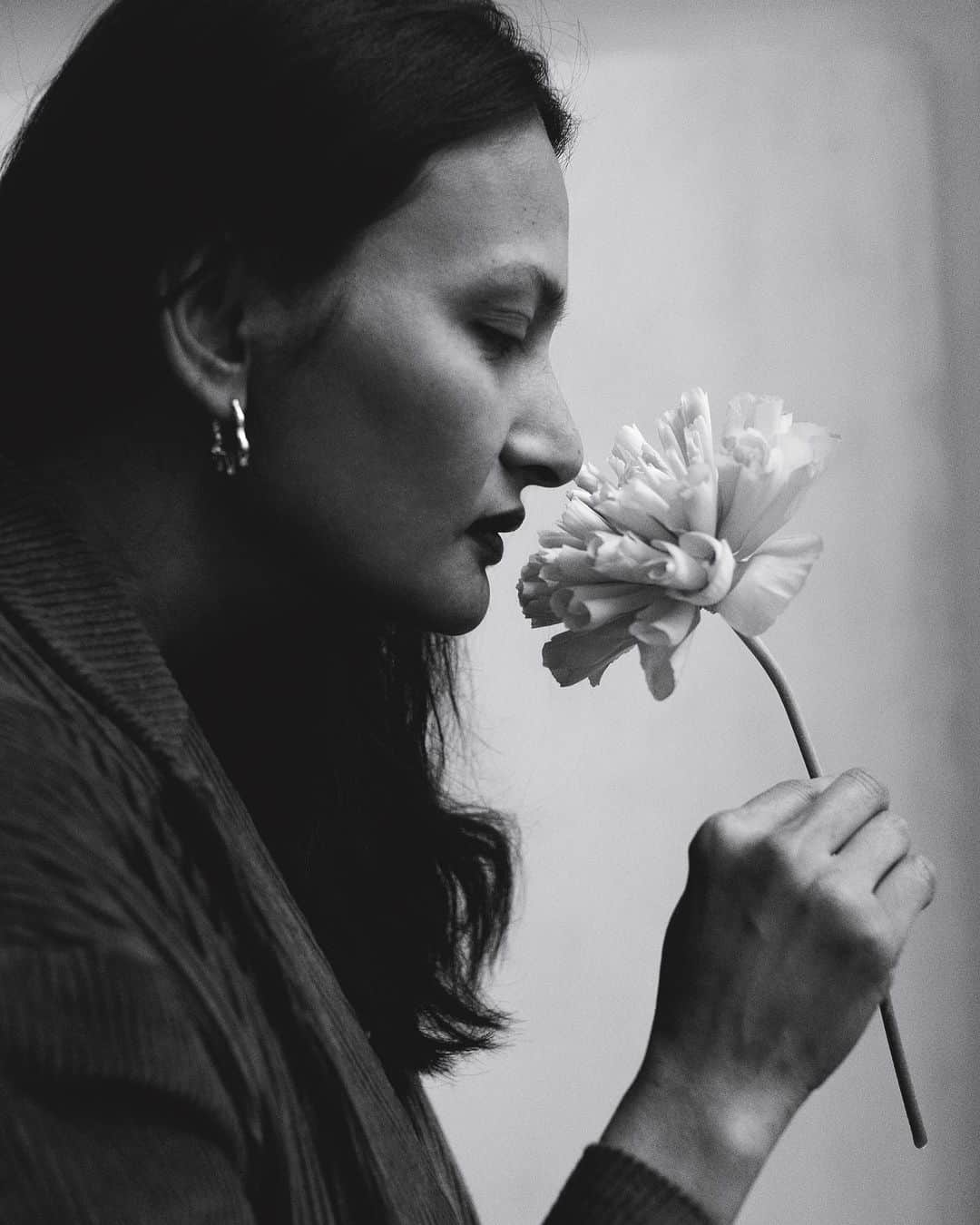 のインスタグラム：「Chef @rosechalalai grew up in the kitchen; now she cooks for the art world elite. “[My grandmother] didn’t see well so she would judge me by the noise I was making as I was pounding the ingredients. She’d say, ‘Your movements are not constant enough; you will never find a man to marry.’” Read the interview in Issue Forty-Eight, out now.  (Photos: @lucbraquet)」