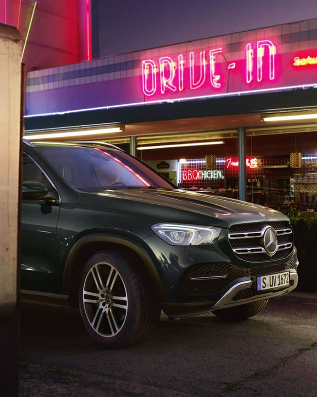 Mercedes-Benz Thailandのインスタグラム：「🌝 🌠 ออกเดินทางในยามค่ำคืนได้อย่างมั่นใจไร้กังวลกับ Mercedes-Benz GLE 350 de 4MATIC Exclusive ด้วยเทคโนโลยีความปลอดภัยแบบเหนือชั้นและระบบการขับเคลื่อน 4 ล้อ แบบ Electronic Traction System 4ETS มาพร้อมไฟหน้าแบบ LED High Performance และไฟเลี้ยวที่กระจกข้าง ไฟเบรก และไฟท้ายแบบ LED ไม่ว่าเส้นทางข้างหน้าจะมืดแค่ไหนก็อุ่นใจได้ทุกช่วงเวลา  *อุปกรณ์บางส่วนในภาพอาจแตกต่างจากที่จำหน่ายจริง โปรดตรวจสอบรายการอุปกรณ์ของรถยนต์แต่ละรุ่นที่ผู้จำหน่ายฯ อย่างเป็นทางการทั่วประเทศ​​  #GLE #SUV #MercedesBenz #MercedesBenzThailand」