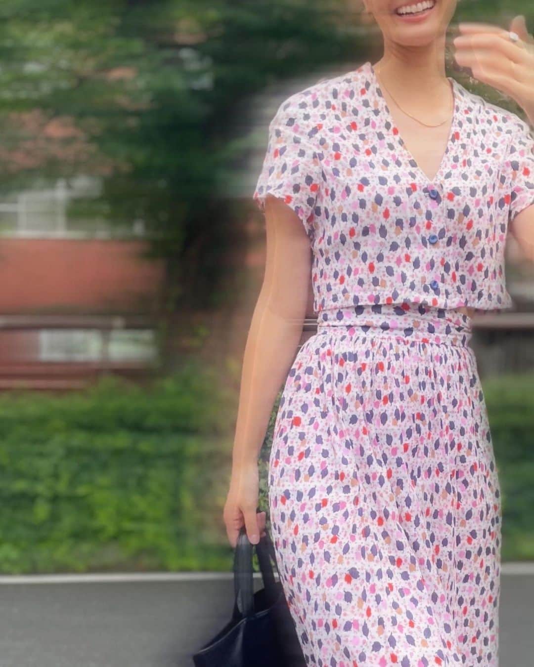 関谷桃子さんのインスタグラム写真 - (関谷桃子Instagram)「先週、祖母を囲んでお食事にいったので、祖母の作ってくれたドレスでお出かけしました☺️  楊柳の2ピースのセットアップ。 もう10年以上前に作ってもらったお洋服ですが、祖母の作る服はずっと好き♡  花も蒼もバーバ作のお洋服を着せて行ったよ。  #momokobymmehasui  #handmade #handmadedress  #オートクチュール #楊柳 #ブラウス #ハイウエストスカート #手作り #洋裁 #足踏みミシン」6月29日 21時52分 - momomo_s_