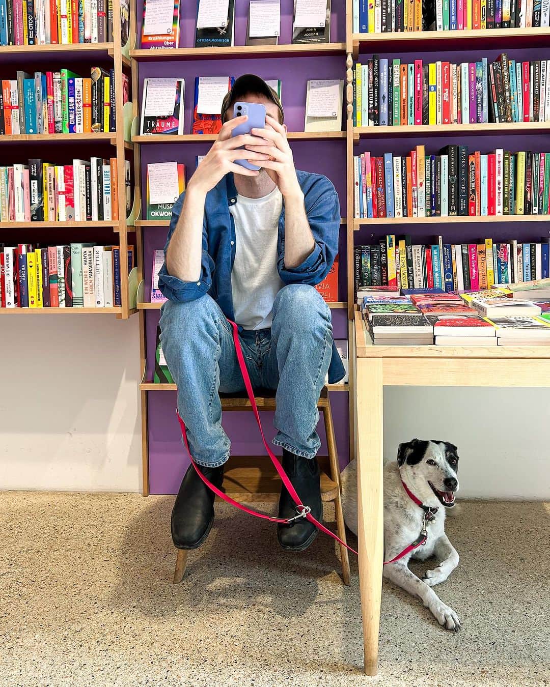 STIL IN BERLINのインスタグラム：「Book shopping for a vacation is my favourite kind of travel prep. Swipe for what I’m taking.」