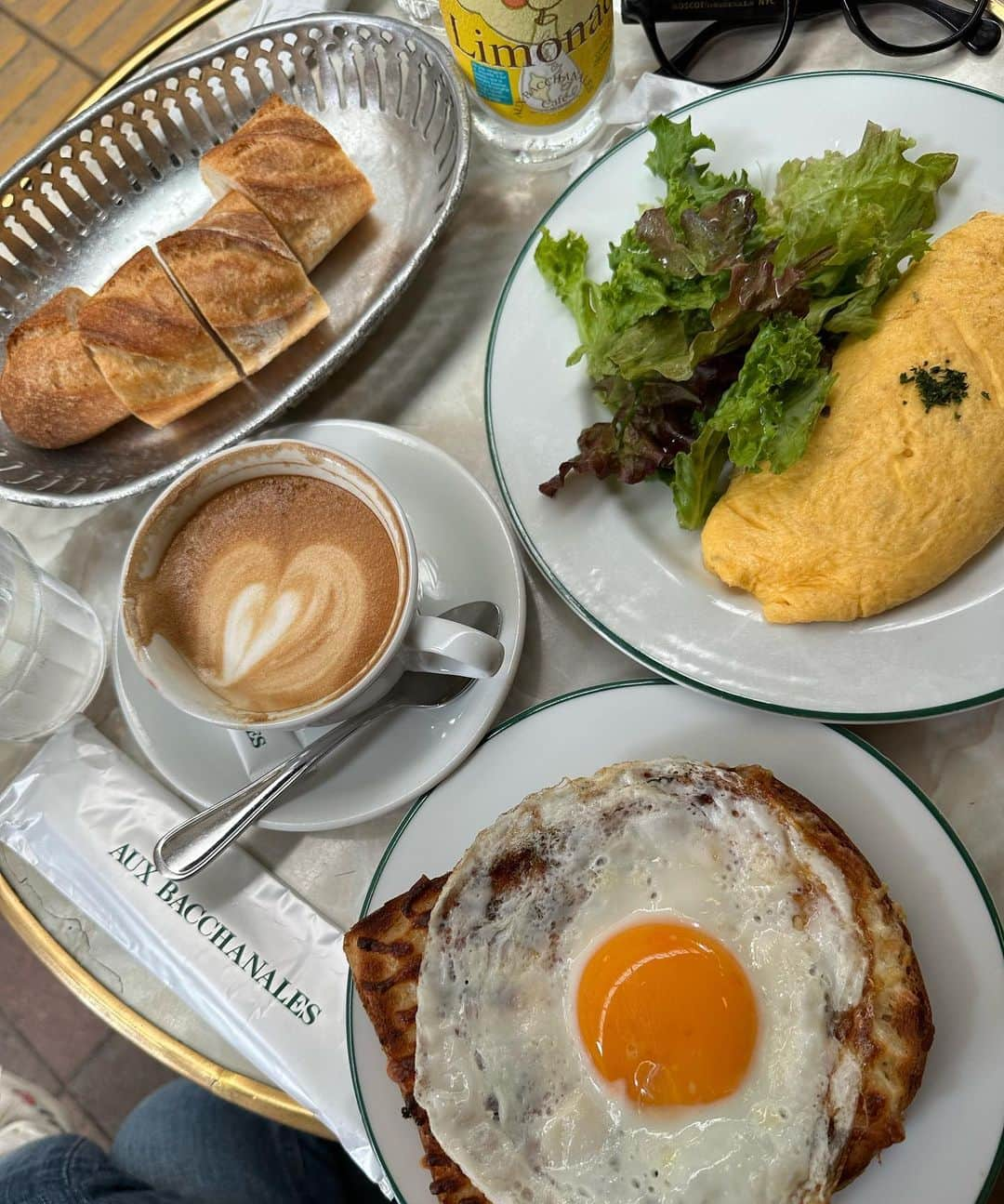 ベイビーリオンのインスタグラム：「. 😋🌼💚🧡💛🌈 海外っぽいカフェとか ヘルシーなカフェ巡りする休日🐾  最近よくつけてるイヤーカフ @historie_official さんの。 シンプルだけど存在感あって フラットなデザインは珍しくて好き🩶 ピアスは開けてないから イヤーカフでおしゃれ楽しんでる🪽  クーポンコード[babylion］ で全商品10%オフになるので😳 ぜひ使ってください‼︎ ✔️お一人様一度のみの使用可能です . #fukuokacafe #wellnessjourney  #vegancafe #福岡カフェ #ヘルシーライフ  #pr #イヤーカフ #シルバーアクセサリー」